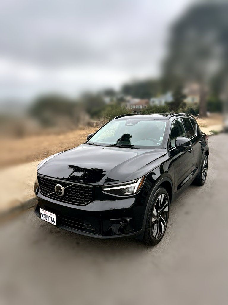 Used 2025 Volvo XC40 B5 Plus AWD/4WD image 4