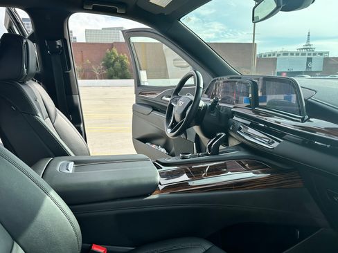 Used 2023 Cadillac Escalade Luxury image 16