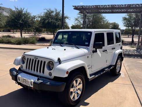 Used 2016 Jeep Wrangler Unlimited Sahara w/ Connectivity Group AWD/4WD image 8