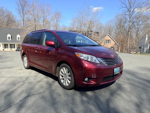Used 2015 Toyota Sienna XLE Premium image 1
