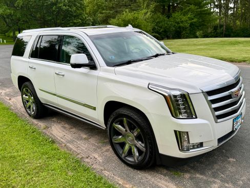 Used 2016 Cadillac Escalade Premium AWD/4WD image 2