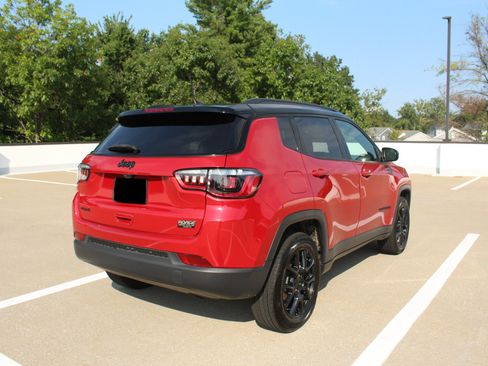 Used 2023 Jeep Compass Latitude w/ Convenience Group AWD/4WD image 5