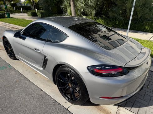 Used 2022 Porsche 718 Cayman image 6