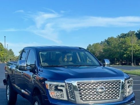 Used 2017 Nissan Titan SL AWD/4WD image 2
