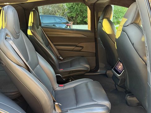 Used 2022 Tesla Model X Plaid image 19