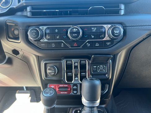 Used 2024 Jeep Wrangler Unlimited Rubicon image 12