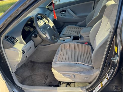 Used 2011 Toyota Camry LE w/ LE Extra-Value Pkg image 6