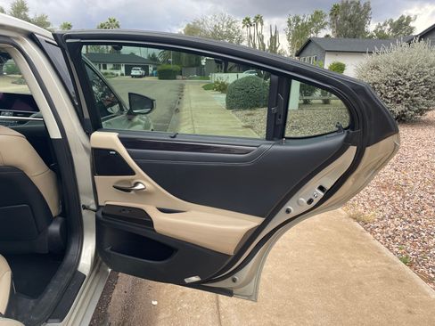 Used 2019 Lexus ES 350 Ultra Luxury image 16