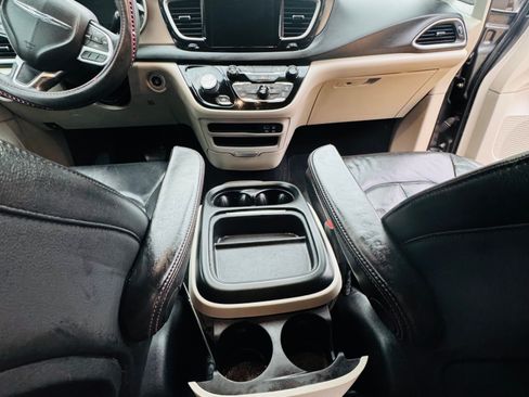 Used 2017 Chrysler Pacifica Touring-L image 10