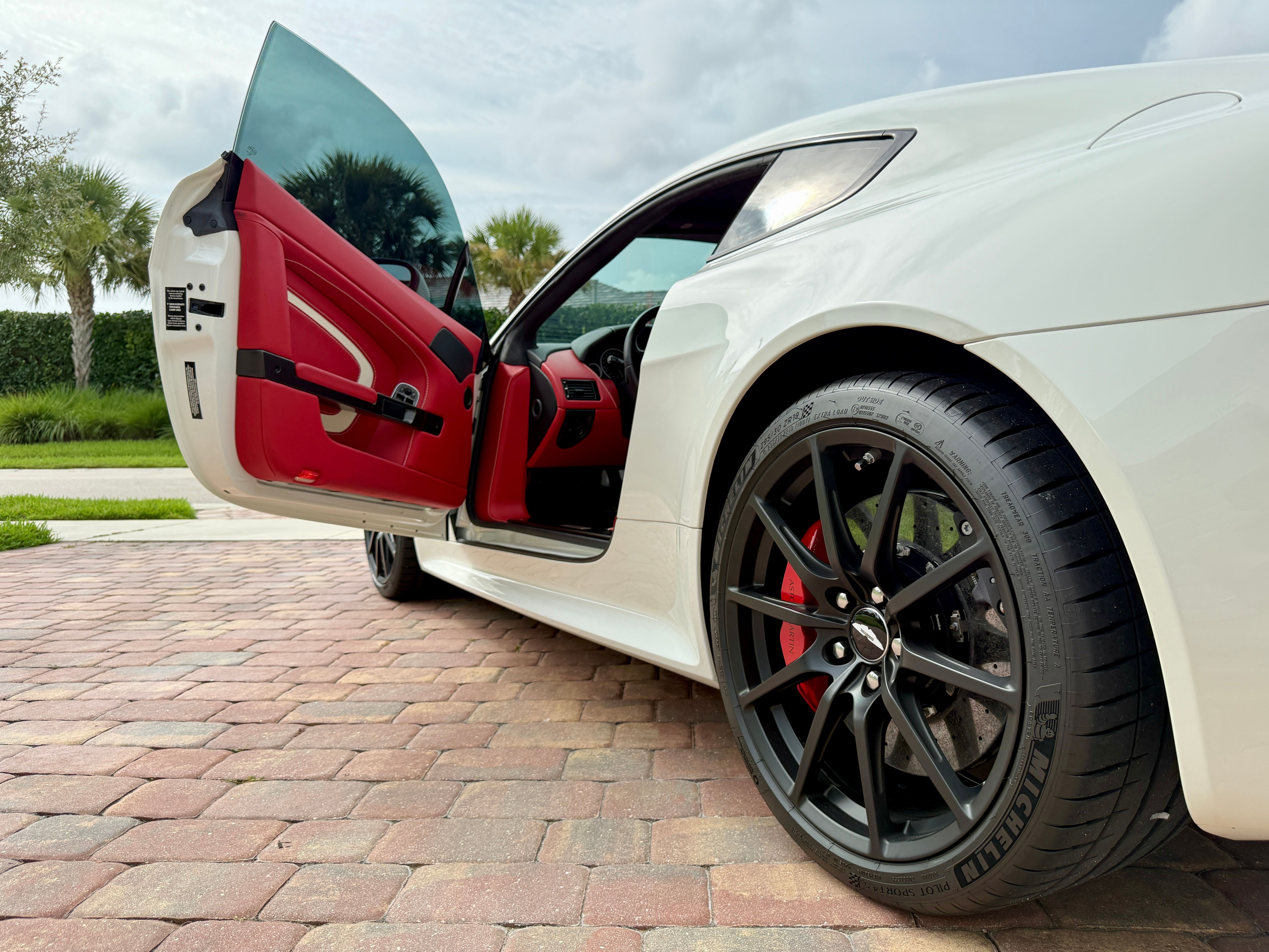 Used 2017 Aston Martin V12 Vantage S RWD image 10