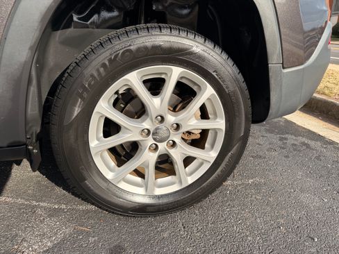 Used 2018 Jeep Cherokee Latitude Plus w/ Comfort/Convenience Group image 27