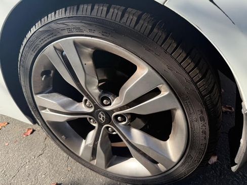 Used 2013 Hyundai Veloster w/ Tech Pkg image 12