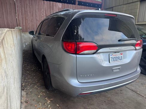 Used 2017 Chrysler Pacifica Touring-L image 2