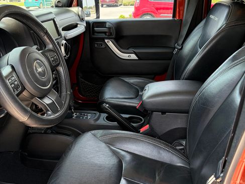 Used 2014 Jeep Wrangler Unlimited Rubicon w/ Connectivity Group AWD/4WD image 5