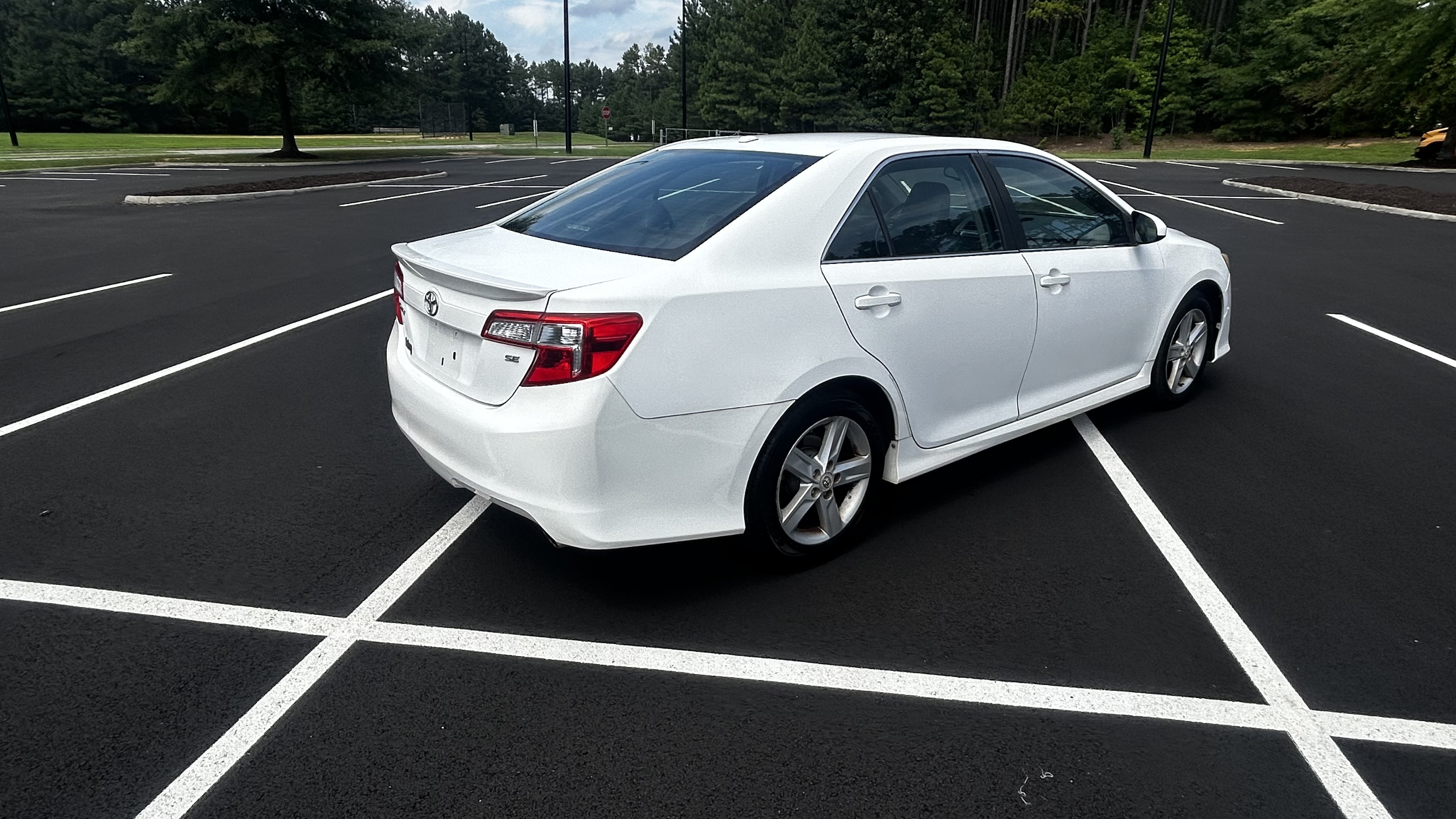 Used 2012 Toyota Camry SE w/ Leather Pkg FWD image 2