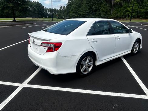 Used 2012 Toyota Camry SE w/ Leather Pkg FWD image 2