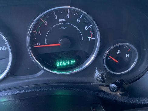 Used 2015 Jeep Wrangler Unlimited Rubicon w/ Connectivity Group image 15