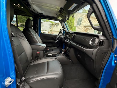 Used 2023 Jeep Wrangler Unlimited Sahara w/ Cold Weather Group AWD/4WD image 12