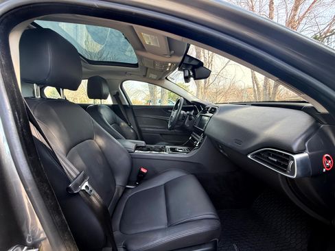 Used 2017 Jaguar XE Premium image 22