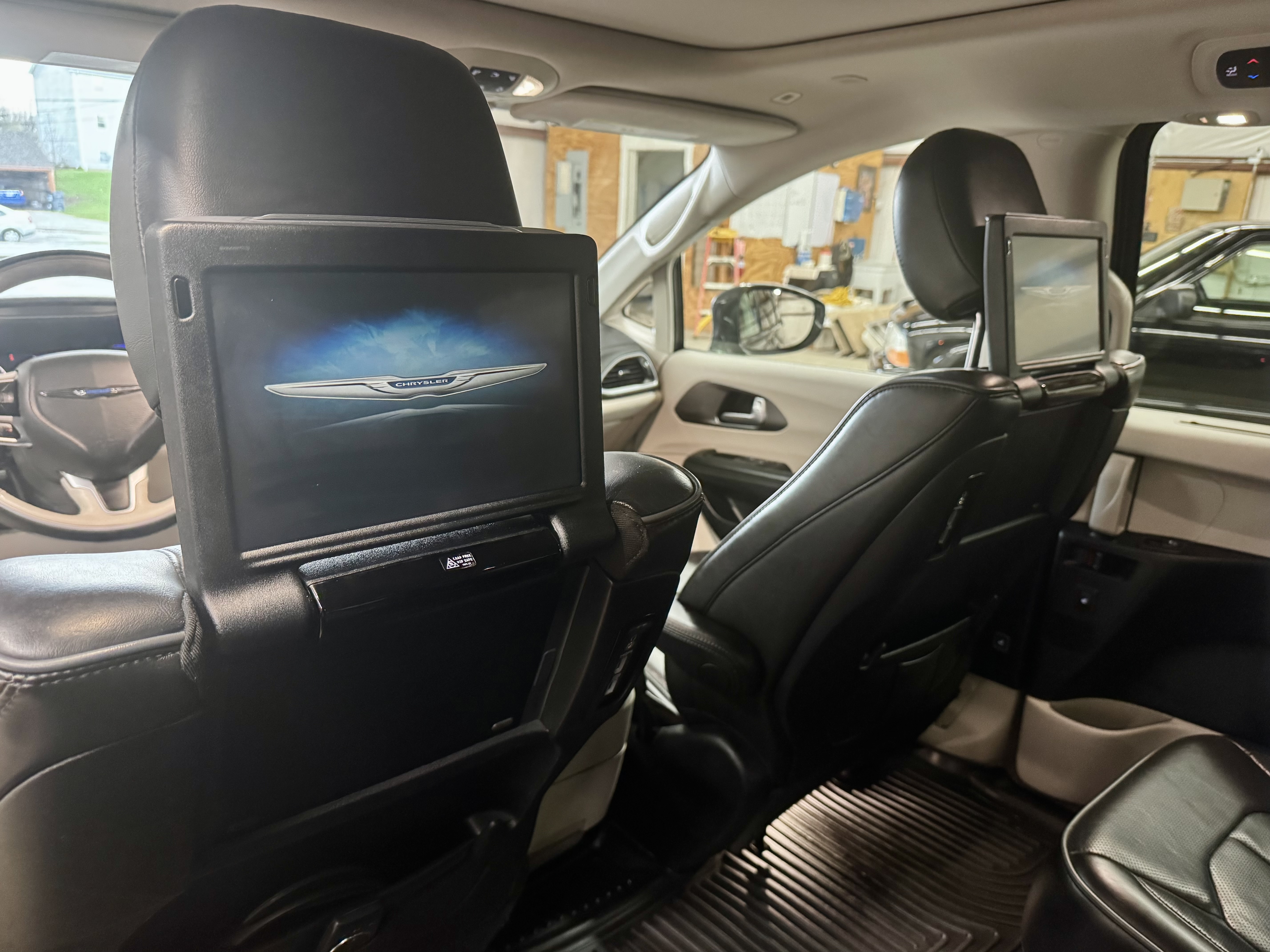 Used 2018 Chrysler Pacifica Limited w/ Tire & Wheel Group FWD image 15
