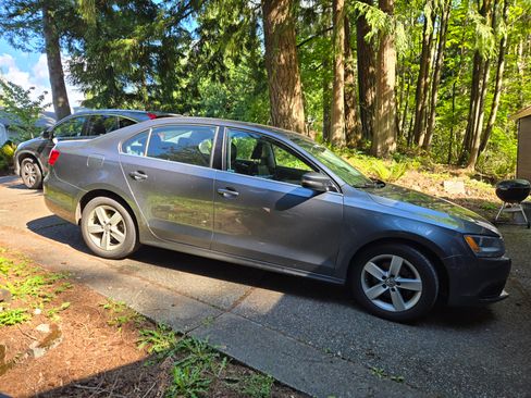 Used 2013 Volkswagen Jetta TDI FWD image 2