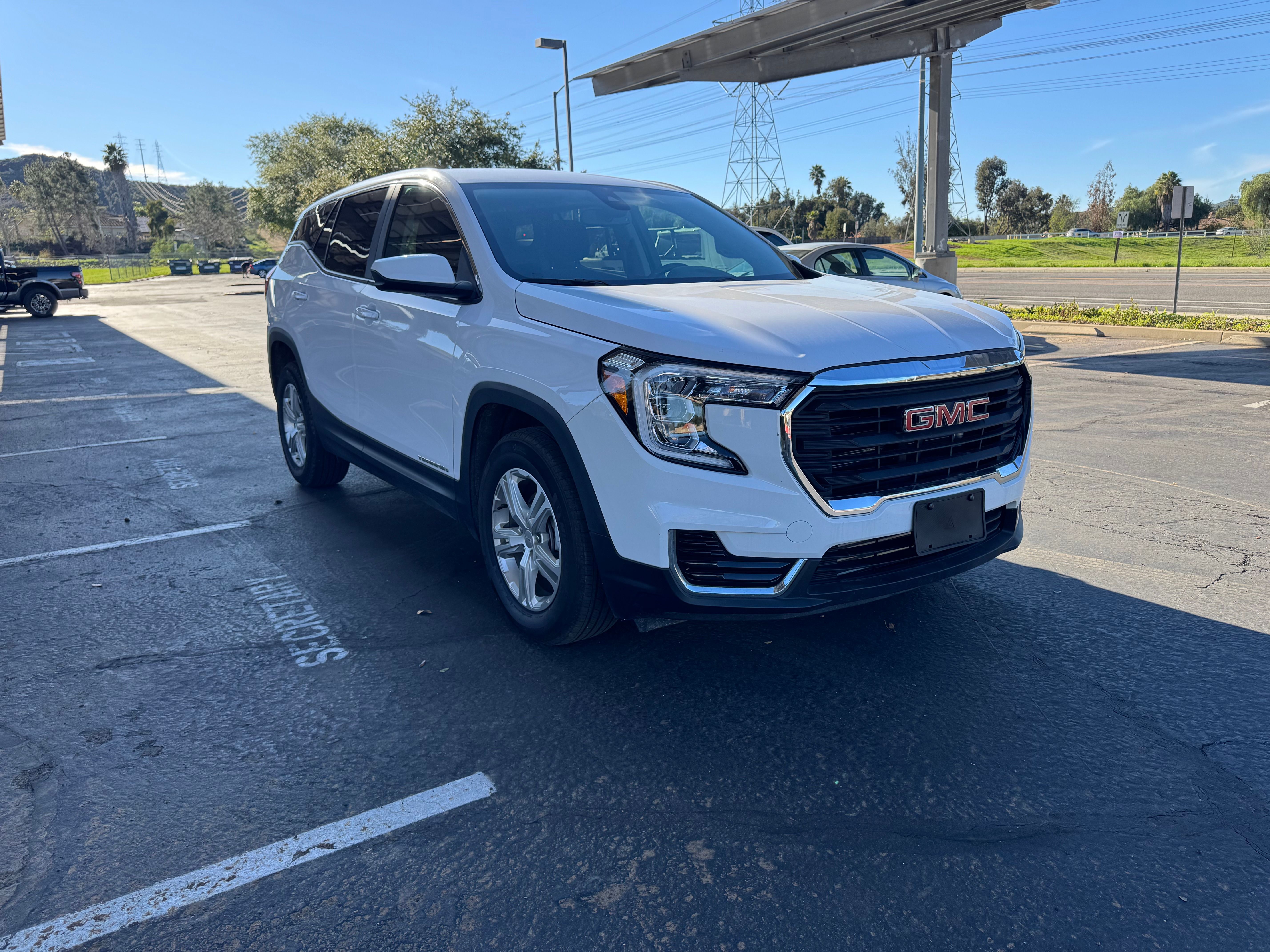 Used 2024 GMC Terrain SLE FWD image 1