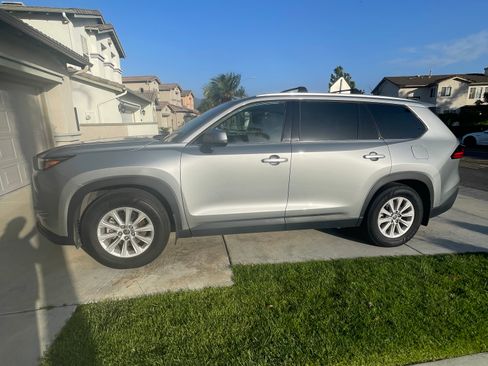 Used 2024 Toyota Grand Highlander AWD image 4