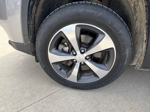 Used 2019 Jeep Cherokee Limited image 16