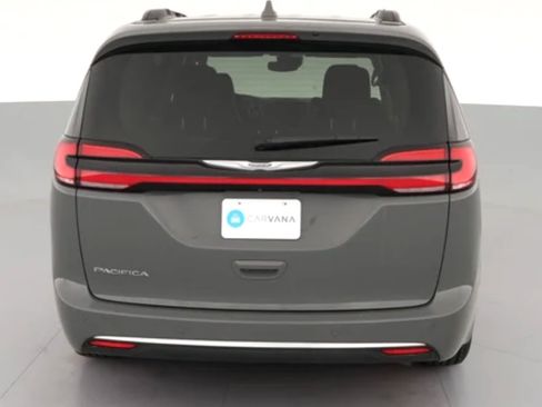 Used 2022 Chrysler Pacifica Touring-L FWD image 2