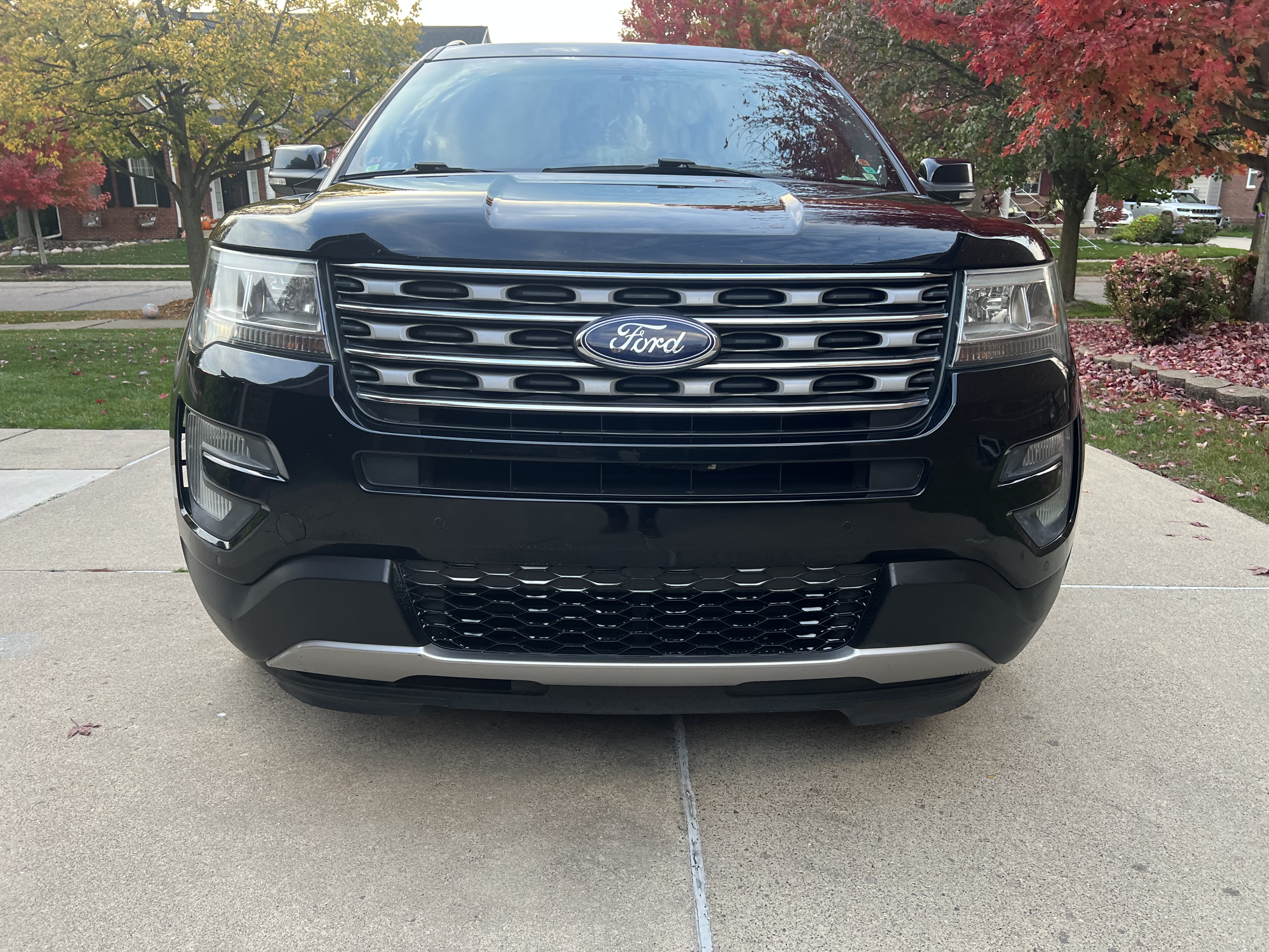 Used 2017 Ford Explorer XLT w/ Equipment Group 202A AWD/4WD image 8