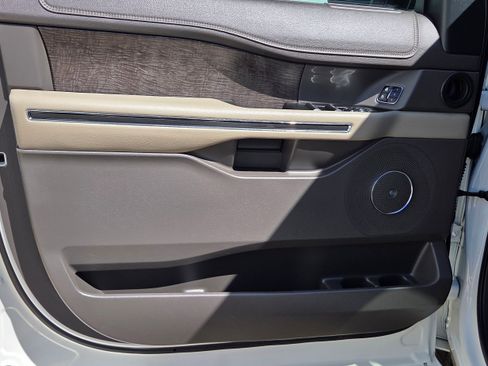 Used 2021 Ford Expedition Limited image 12