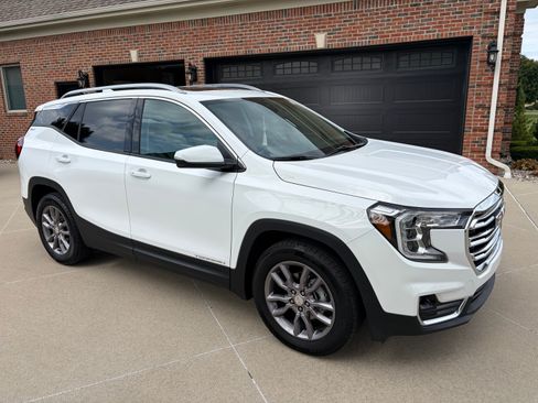 Used 2024 GMC Terrain SLT w/ LPO, Floor Liner Package FWD image 4