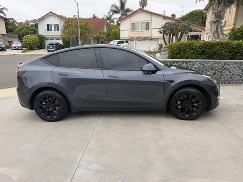 Used 2022 Tesla Model Y Long Range AWD/4WD image 2