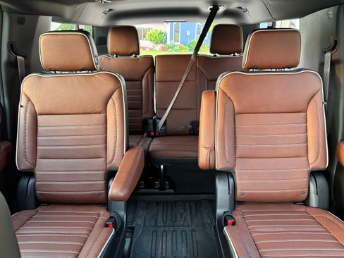Used 2024 GMC Yukon XL Denali Ultimate AWD/4WD image 10