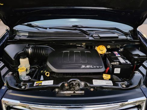 Used 2015 Chrysler Town & Country Touring image 27