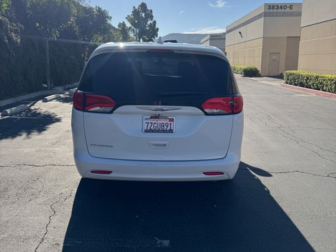Used 2017 Chrysler Pacifica Touring FWD image 10