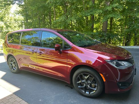 Used 2019 Chrysler Pacifica Touring Plus w/ S Appearance Package FWD image 1