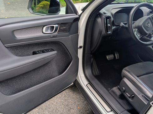 Used 2022 Volvo XC40 T5 R-Design image 5