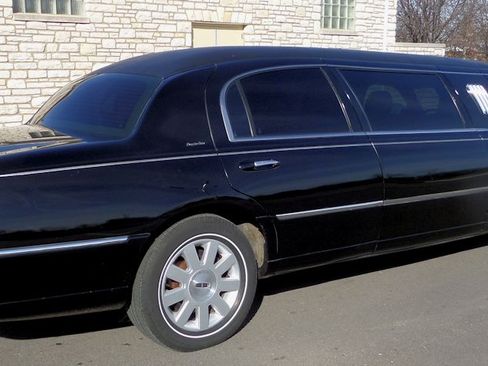 Used 2003 Lincoln Town Car Executive RWD image 4