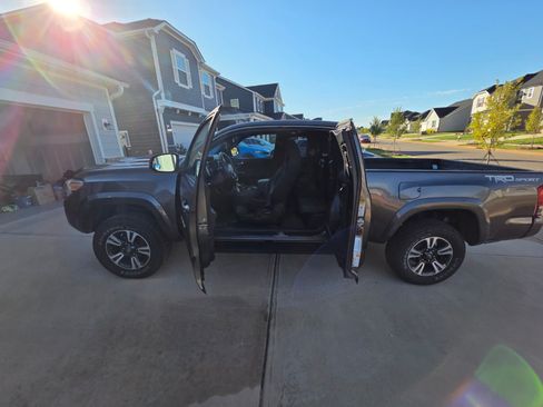 Used 2016 Toyota Tacoma TRD Sport w/ Towing Package image 8