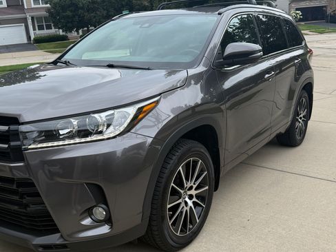 Used 2018 Toyota Highlander SE AWD/4WD image 2