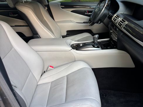 Used 2014 Lexus LS 460 w/ Comfort Package RWD image 11