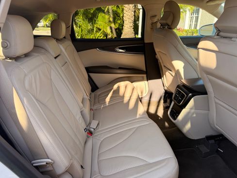 Used 2019 Lincoln Nautilus Select image 8