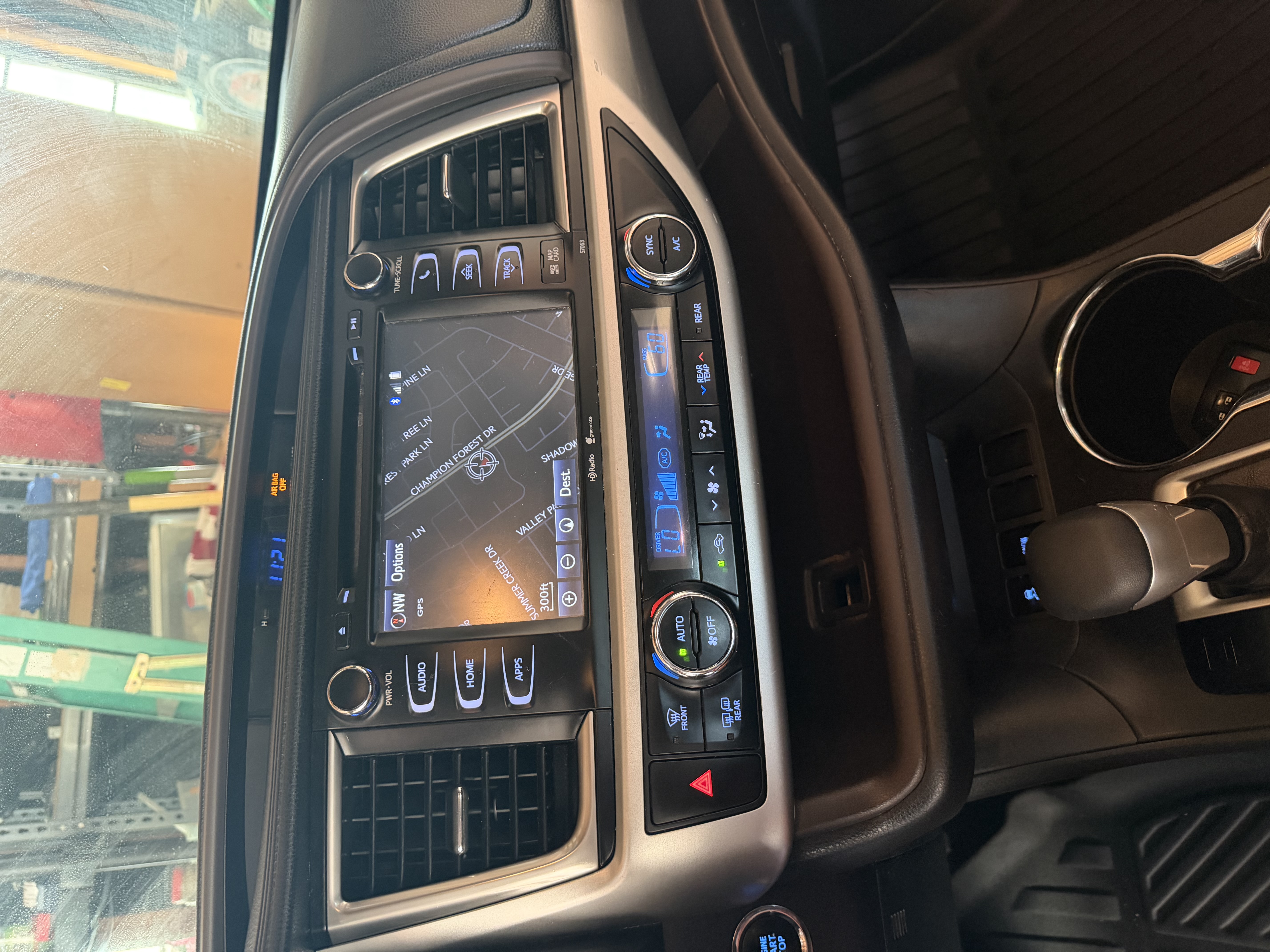 Used 2014 Toyota Highlander XLE FWD image 12