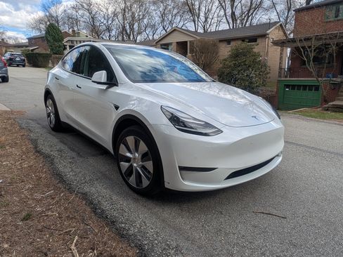 Used 2020 Tesla Model Y Long Range image 9