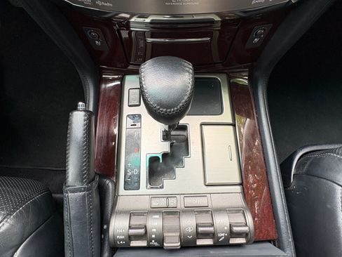 Used 2013 Lexus LX 570 4WD w/ Luxury Pkg image 17