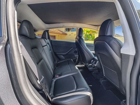 Used 2022 Tesla Model Y Long Range image 16