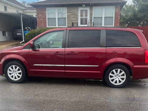 Used 2014 Chrysler Town & Country Touring image 4