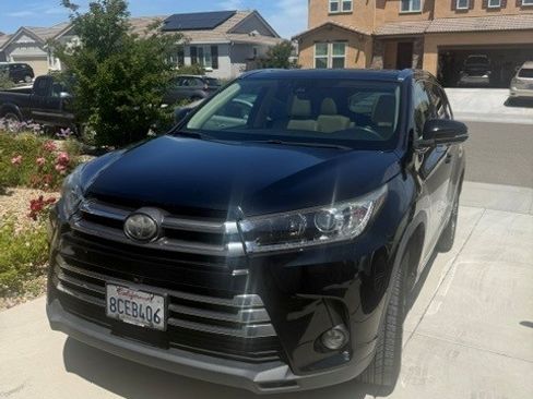 Used 2017 Toyota Highlander Limited Platinum FWD image 1