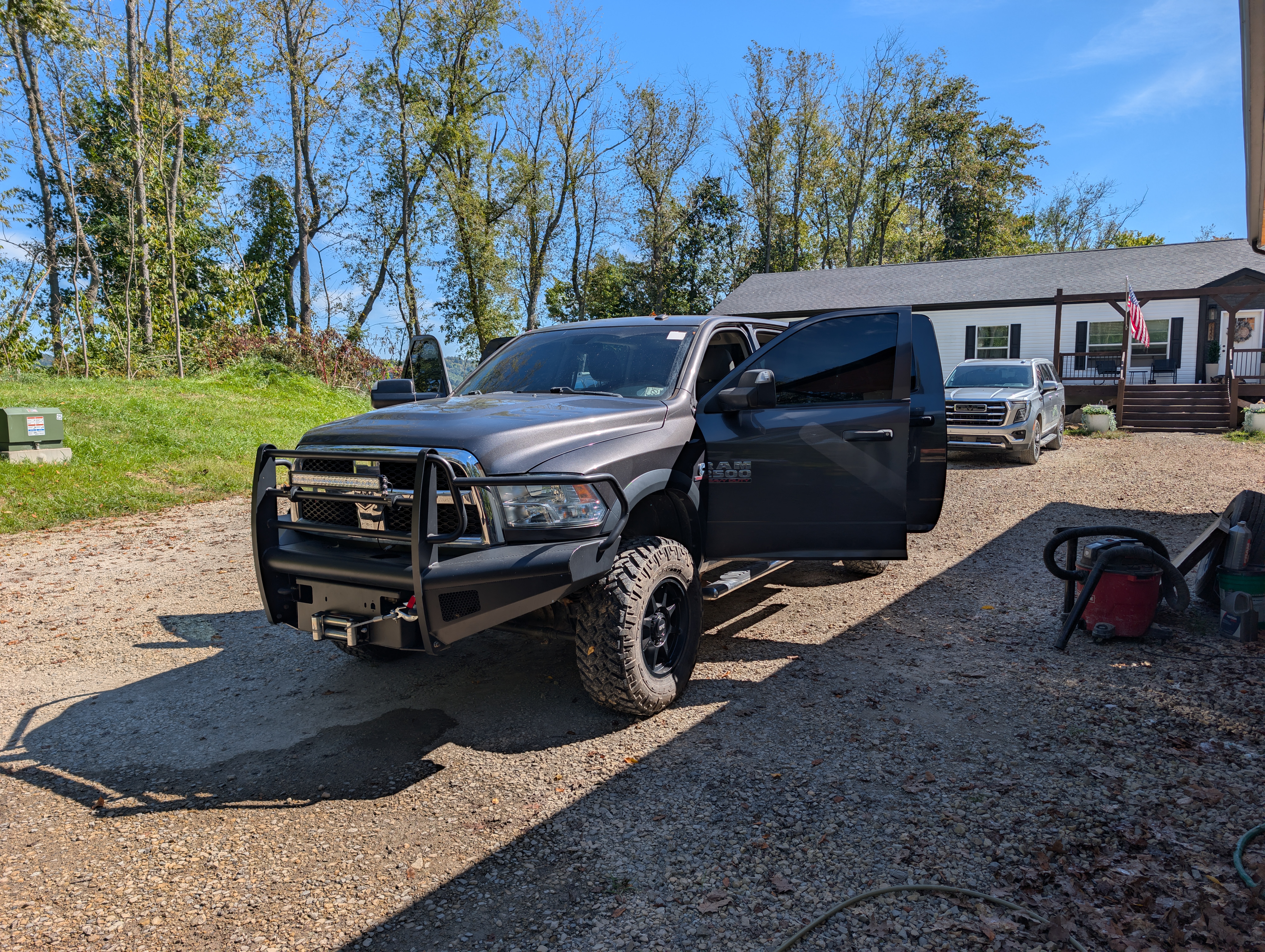 Used 2018 RAM 2500 Tradesman w/ Chrome Appearance Group AWD/4WD image 4